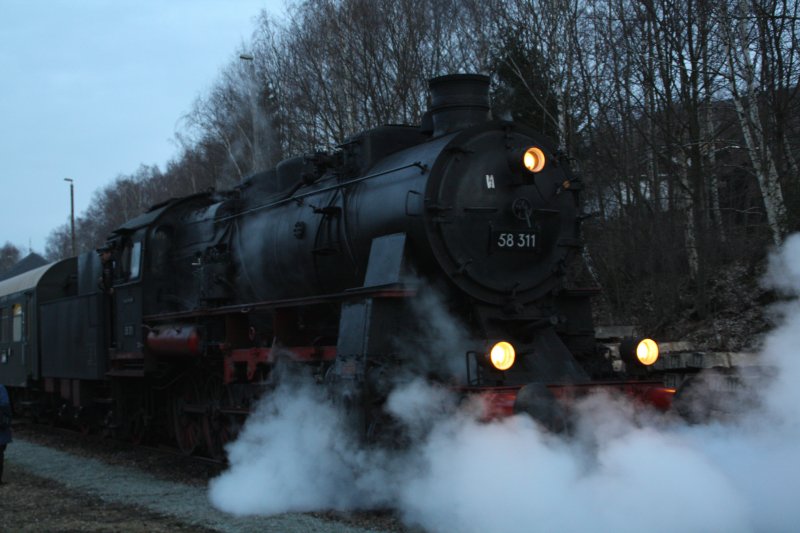 58 311 schiebt ihren Zug zurck in den Bahnhof Schwarzenberg. (14.03.09)