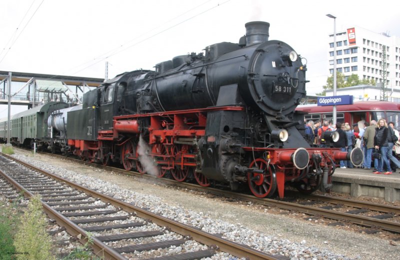58 311 ist soeben mit ihrem Sonderzug im Bf Gppingen zum Modellbahn-Treff 2007 der Fa. Mrklin eingetroffen. 
15.09.2007
