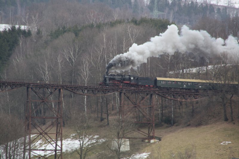 58 311 berquert am 14.03.09 das in der Steigung liegende Markerbacher Viadukt.