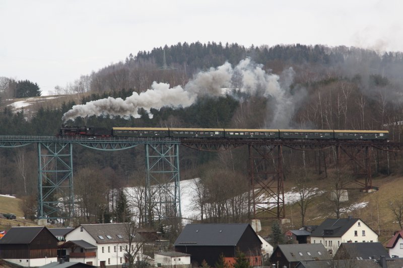 58 311 �berquert am 14.03.09 unter Volldampf das in der Steigung liegende Markerbacher Viadukt.