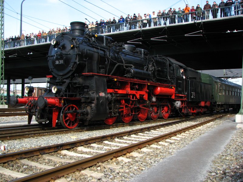 58 311 der UEF beim Damplokfest im Bw Dresden-Altstadt.21.03.09