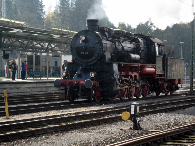 58 311 der UEF beim umsetzen im Bahnhof Rottweil. Sie brachte die Fahrgste von Villingen zu den 1. Rottweiler Dampfloktagen. 1. November 2008.