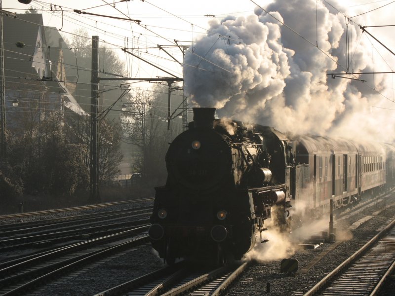 58 311 der UEF durchfhrt am kalten Morgen des 29.11.2007 mit DBZ 88749 nach Neustadt (Weinstr) den Bf Plochingen. Durch das Gegenlicht und die Klte kommt der Rauch richtig gut zur Geltung.