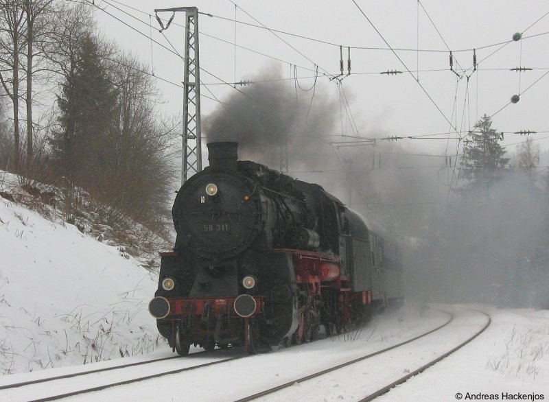 58 311 der UEF  ihrem Sonderzug auf der Fahrt von Triberg nach St.Georgen(Schwarzw) am km 68,9 24.3.08