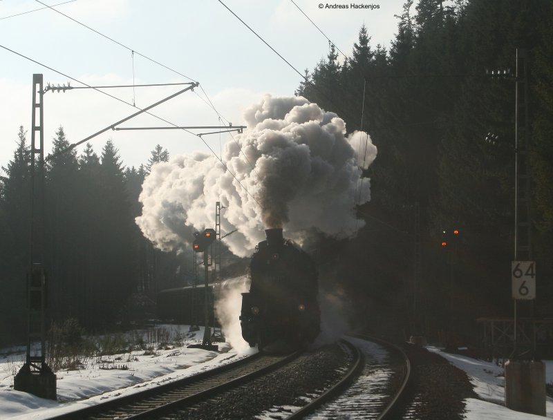 58 311 der UEF mit ihrem Sonderzug von Triberg nach St.Georgen am B Nubach 28.12.08