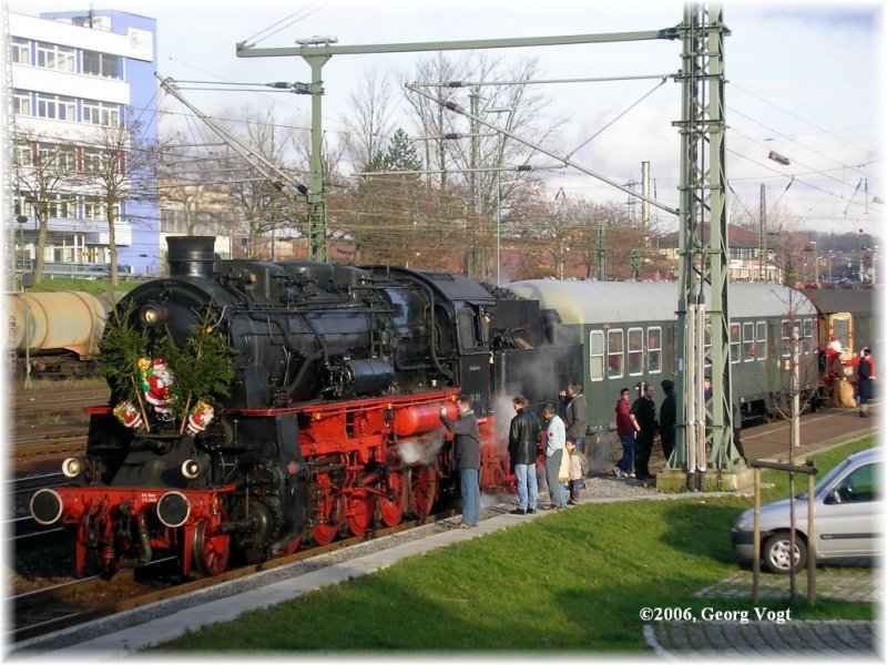 58 311 der Ulmer Eisenbahnfreunde steht mit Dampfsonderzug 88961 Mhlacker - Bad Wildbad abfahrbereit in Mhlacker. 17.12.06