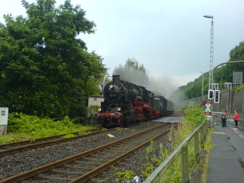 58 311 der Ulmer Eisenbahnfreunde zieht ihren Sonderzug von Bad Kreuznach nach Bingen Hbf.Das Bild entstand am B kurz vor Bingen Hbf (Schublok war 50 2740).08.06.08