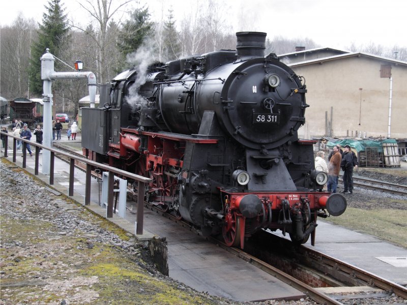 58 311 unterm Wasserkran im Eisenbahnmuseum Schwarzenberg am 28.03.09. Leider war das Wetter nicht sonderlich gut.