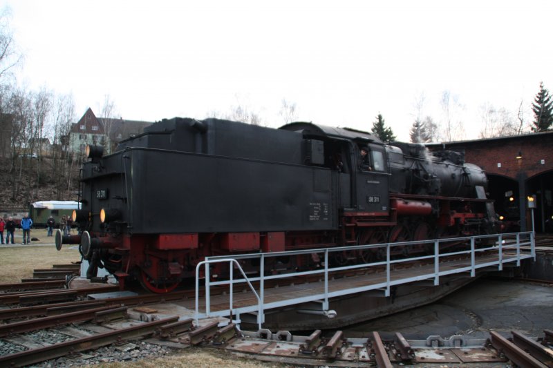 58 311 verlsst die Drehscheibe des Eisenbahnmuseums Schwarzenberg und setzt sich wieder an ihrem Zug. (14.03.09)