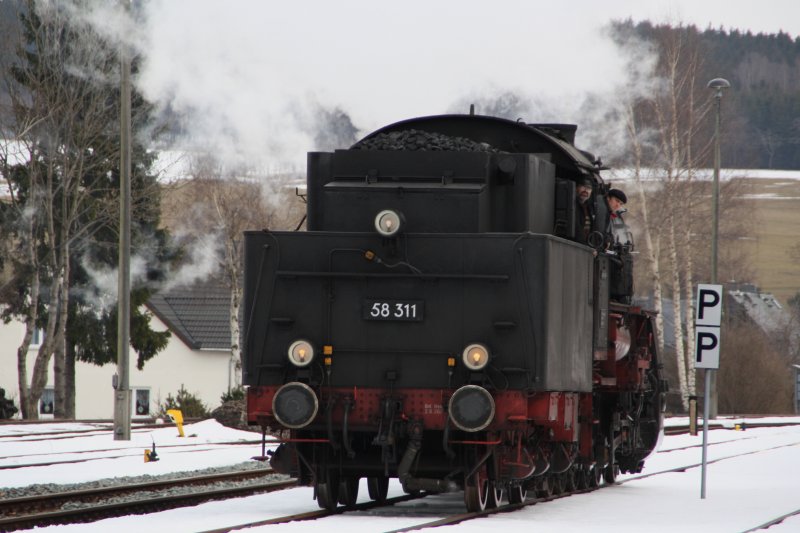 58 311 zieht nun im Bahnhof Schlettau vor, um sich wieder ans andere Ende des Zuges zu setzen.(14.03.09)