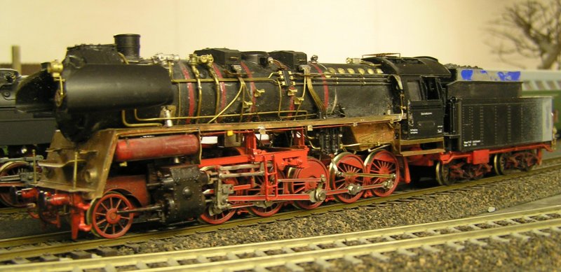 58.30 im Zustand vom 2.12.2007. Ich htte gern die typischeren geknickten Leitern angebracht, aber das passte wegen der breiten Steuerung nicht. So habe ich die seltenere, auen angebrachte Variante gewhlt. Die Stromverteilung ist auch unter dem Umlauf angekommen. Wenn ich jetzt Dachhaken und Tenderaufstiege htte, knnte ich lackieren...