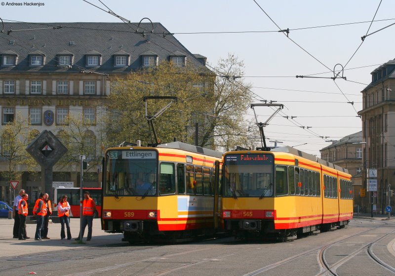 589 als S1 nach Ettlingen fhrt am Hbf ein. Daneben steht 565 der gerade auf Probefahrt war. Er gehrt zu den Brandopfern von Ittersbach 15.4.09