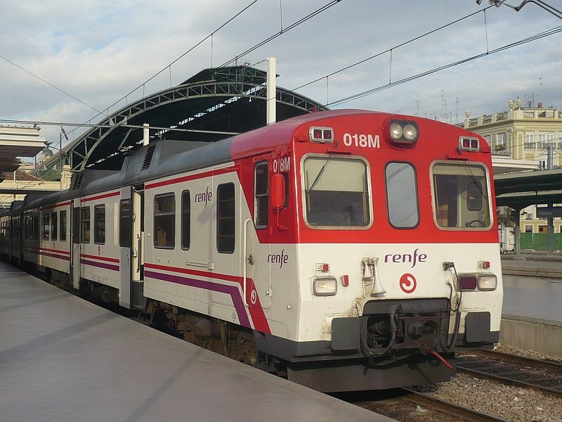 592 018 in moderner Lackierung der Cercanias-Linie C3 nach Bunol -Utiel am 28.11.2007 in Valencia, auf den Linien C3, C4 und C5 fahren Diesel-Triebzge BR 592, auf den Linien C1, C2 und C6 Elektro-Triebzge BR 440, BR 447 und BR 463.