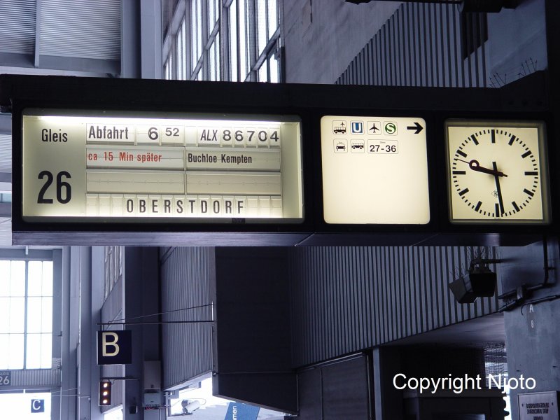 5.Mrz 2006. Das Allgu war gesperrt und wir standen ber 11 Stunden auf Gleis 26 im Mnchner Hauptbahnhof.Dieses Bild war nur der Anfang einer Schicht die ber 24 Stunden dauerte.