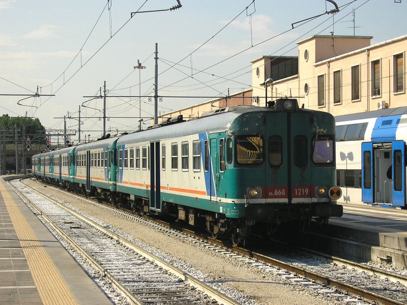 5xALn668 auf Bahnhof Venezia St. Lucia am 31.07.2008