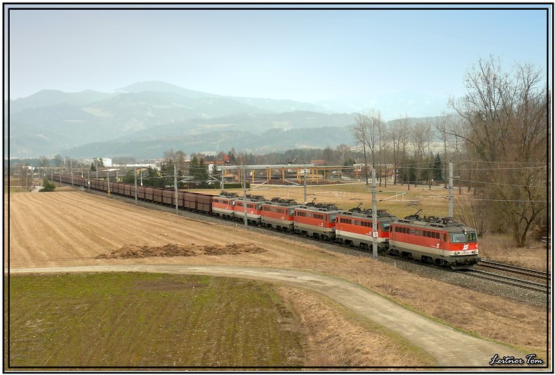 6 E-Loks 1142 607,621,634,644,691 und 694 fahren mit einem Erzzug von Leoben in Richtung Villach.
Zeltweg 16.03.2008