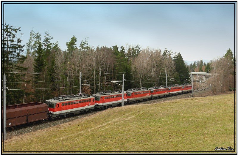 6 E-Loks 1142 607,621,634,644,691 und 694 fahren mit einem Erzzug von Leoben in Richtung Villach. Zeltweg 16.03.2008