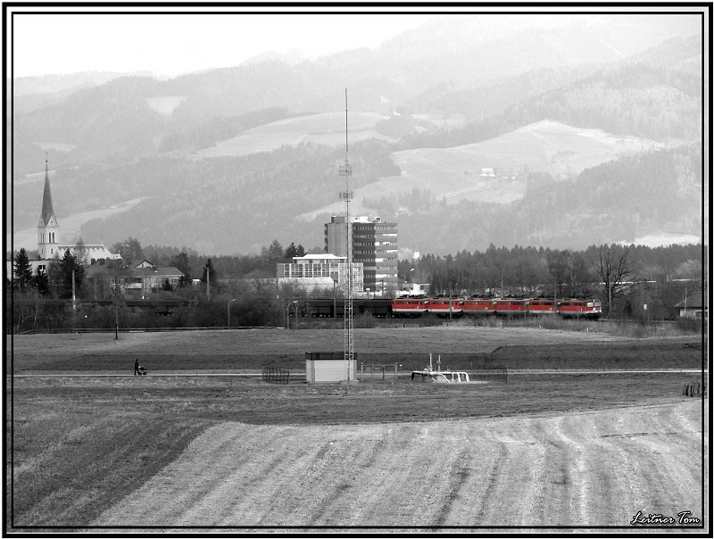 6 E-Loks 1142 607,621,634,644,691 und 694 fahren mit einem Erzzug von Leoben in Richtung Villach. Zeltweg 16.03.2008