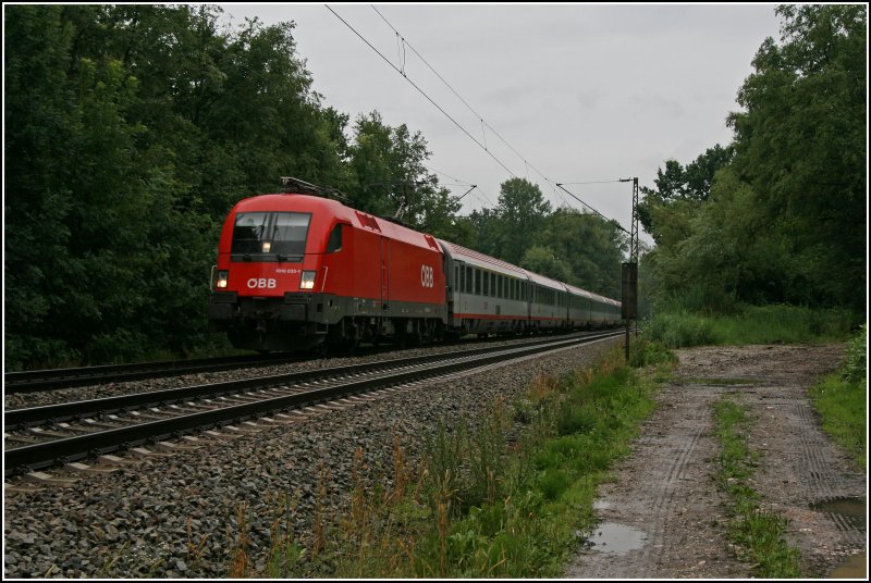 6 Minuten nach der 1016 031 bringt die Wiener 1016 033 den OEC 188  VAL GARDENA/GR�DNERTAL , von Verona Porta Nuova nach M�nchen. Hier bei Rosenheim. ca. 10 Sekunden sp�ter kamm 1016 032 mit einem EC Richtung Rosenheim auf dem Gegengleis herangefahren...