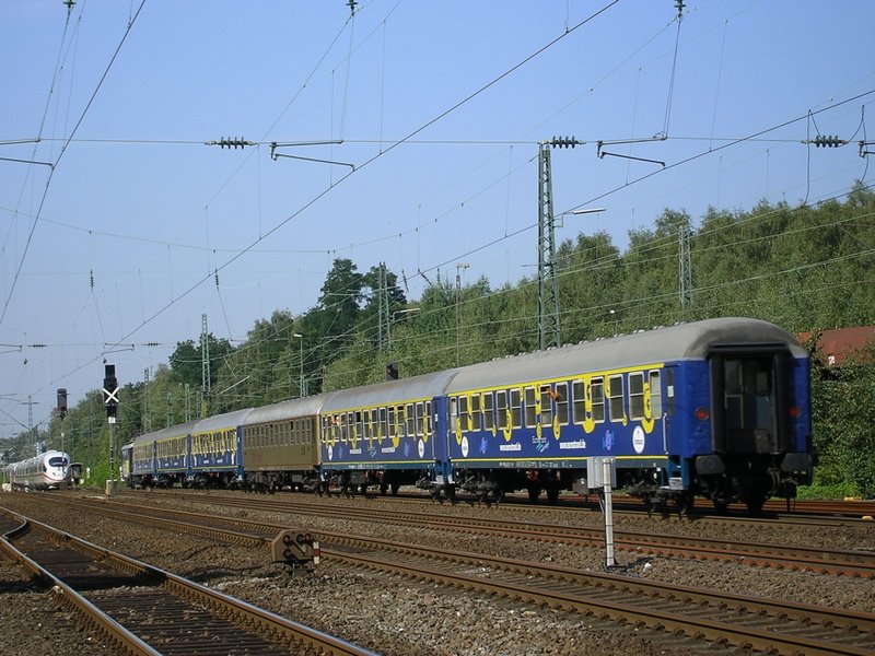 6 Partywagen zieht die Re4/4I 1008 zum Eurostrand Mosel,hier in Bochum Ehrenfeld Begegnung mit ICE 3,ICE 614 aus Mnchen nach Dortmund Hbf.(15.08.2008)