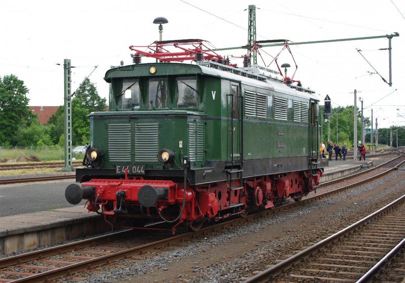 60 Jahre PIKO mit Tag der offenen Tr, einigen Sonderzgen und suboptimalem Fotowetter am 20.06.2009 in Sonneberg Hbf. Hier: E44 044 nach dem Umsetzen und wieder heranfahren an ihren SZ.