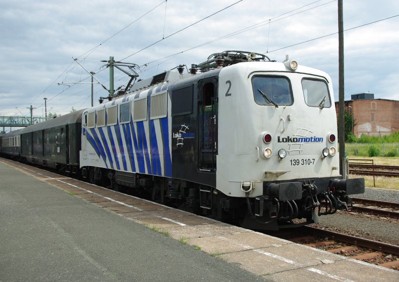 60 Jahre PIKO mit Tag der offenen T�r und einigen Sonderz�gen am 20.06.2009 in Sonneberg Hbf. Hier: die 139 310-7 der Lokomotion, die die 03 2295-8 am Zugschluss unterst�tzte.