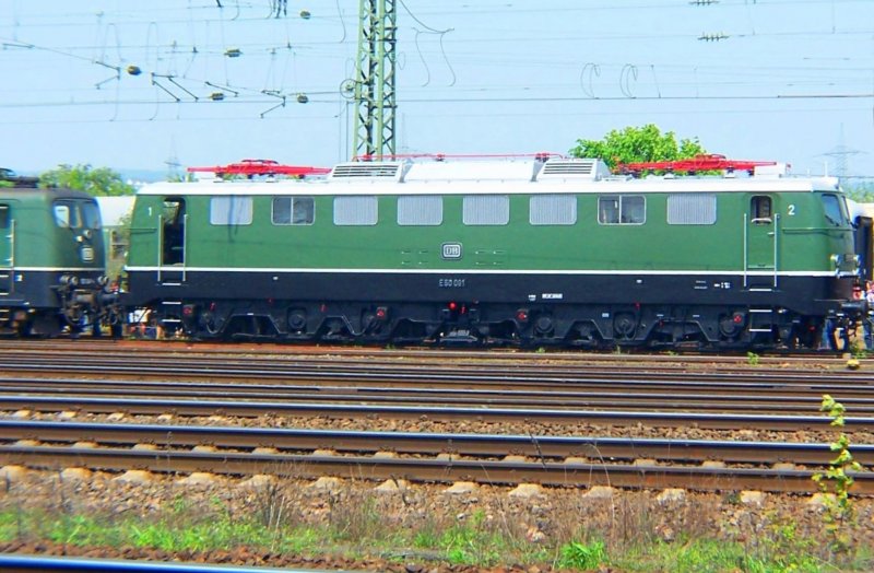 6000PS und 128 to Gewicht. Das sind Stammdaten, mit denen dieser Klotz seit ihrem Erscheinen alle deutsche Konkurrenz hinter sich lie und bis 60km/h gab es in Europa nur wenige Maschinen, die ihr berlegen waren wie die Dm 3 und die Re 6/6