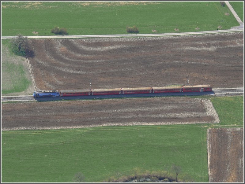 600m tiefer unterhalb des Fadrastein bei Malans fhrt der RE 1041 nach Davos Platz mit Ge 4/4 III 647  Grsch  an der Spitze.
Die cker weisen hier ein eigenartiges Muster auf, das vermutlich auf Sand von frheren berschwemmungen zurckzufhren ist. (13.04.2008)