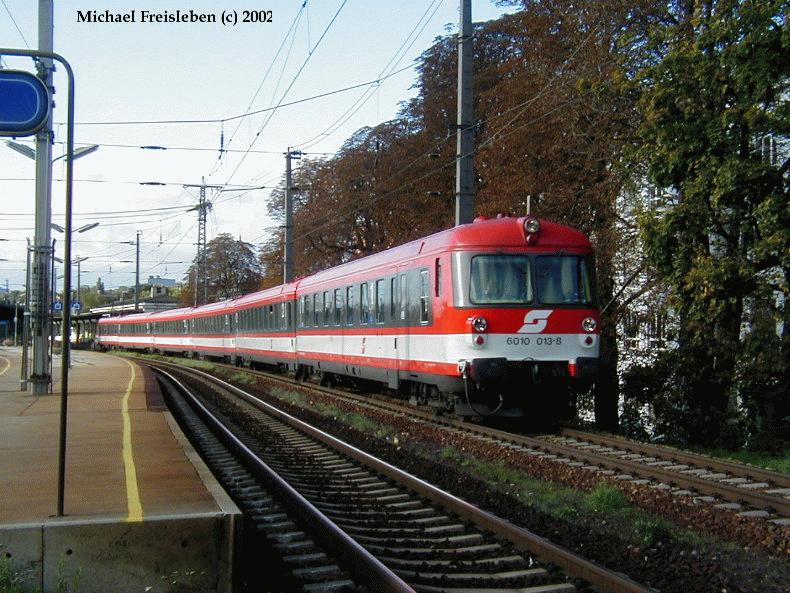 6010 013-8 bei der Ausfahrt aus dem Bahnhof Heiligenstadt am 07-10-2002