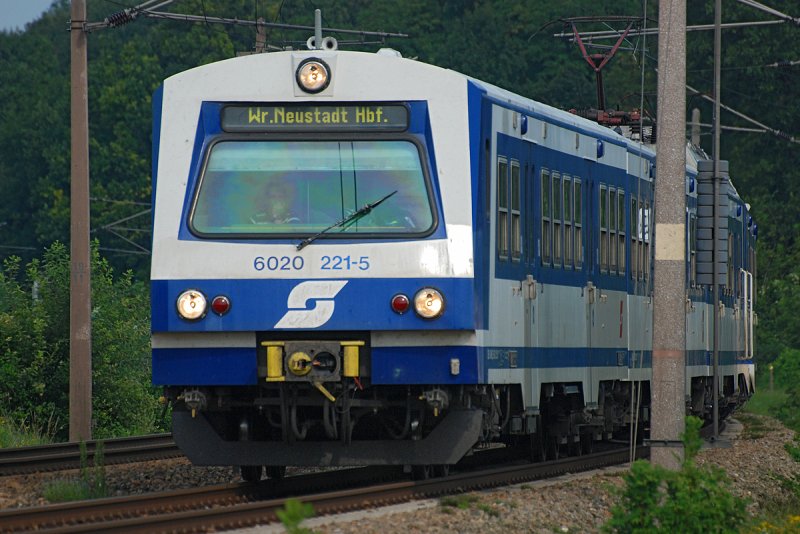 6020 221 ist als S-Bahnzug 26391 am 14.08.2009 nach Wiener Neustadt Hbf. unterwegs. Die Aufnahme entstand kurz vor der Haltestelle Leobendorf-Burg Kreuzenstein.