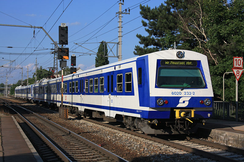 6020.232 als S9 nach Wr. Neustadt beim Passieren der Haltestelle Wien Hetzendorf. (02.06.2009)