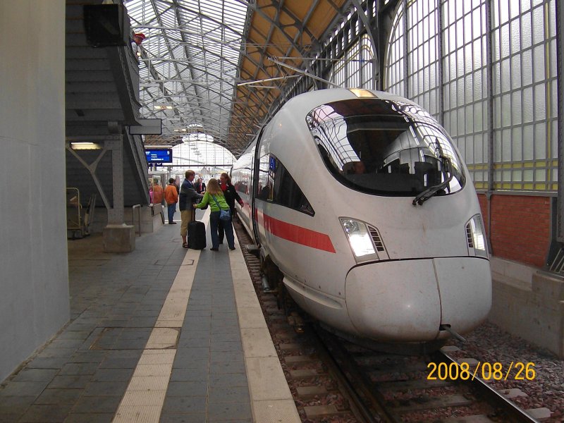 605 504-0 steht am 26.08.08 als ICE 37 von Berlin Ostbahnhof nach Kopenhagen (Koebenhavn H) im Lbecker Hbf und wartet auf die Abfahrt.