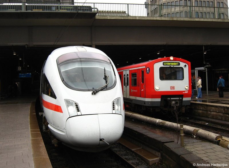 605 (ICE-TD) und 472 als S21 nach HH-Bergedorf im Hamburger HBF 29.3.08
