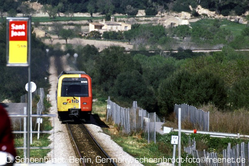 61-14 aus Richtung Sineu, in den Bahnhof Sant Joan einfahrend.
Februar 2008