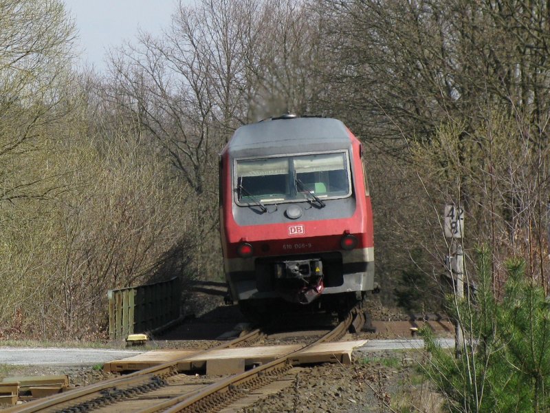 610 006 legt sich in die Kurve. Aufgenommen am 8.4.2008 bei Weiherhammer.