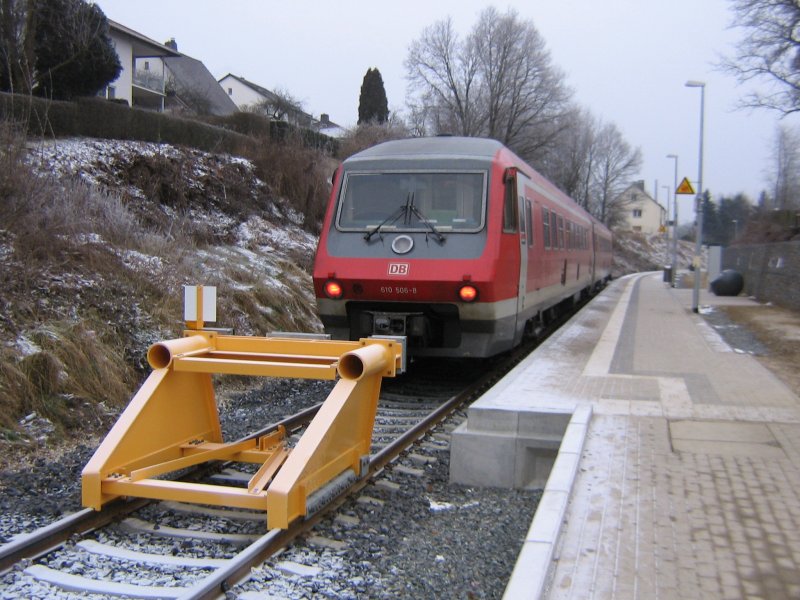 610 006 steht am 23.12.2007 an der neuen Endhaltestelle Neustadt (Waldnaab). In Krze fhrt er als RE 3522 ber Weiden nach Nrnberg. Frher ging hier die Strecke einmal weiter bis Eslarn ber Vohenstrau und Pleystein. Diese Strecke ist aber bereits abgebaut.