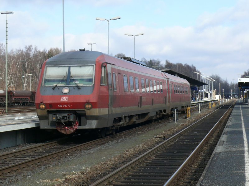610 007-7 mit RE von Cheb/Eger nach Nrnberg lsst den Marktredwitzer Bahnhof langsam hinter sich! 8.2.2009