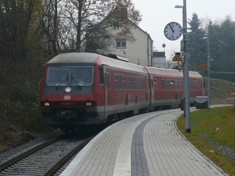 610 007-7 mit RE hat den neuen Bahnhof Neustadt an der Waldnaab erreicht und fhrt in Krze weiter nach Nrnberg Hbf! Aufnahmedatum: 2.11.08