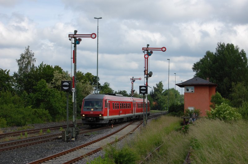 610 013 am 31.05.2009 bei der EInfahrt in den Bahnhof VIlseck. Weil an diesem Tag ein Sonderzug unterwegs war, der in Vilseck kreuzen musste, kam es zu der eingentlich nciht m�glichen Situation, dass alle Ausfahrsignale geschlossen waren. Sonst ist der Bahnhof durchgeschaltet.