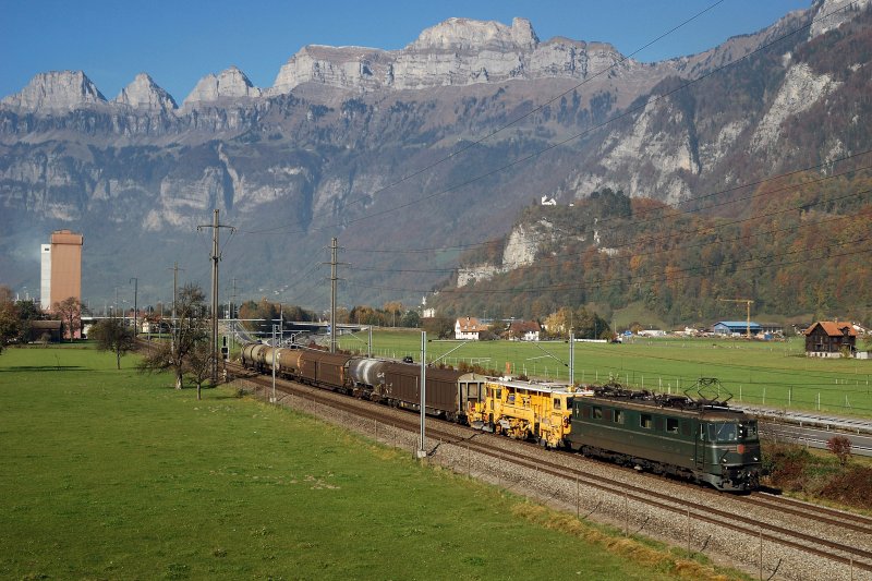610 11407 'Aargau' mit Gterzug bei Flums (01.11.2007)