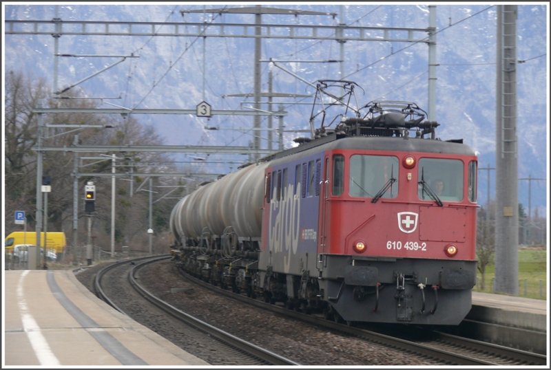 610 439-2 zieht einen Zementzug durch Maienfeld. (19.03.2009)