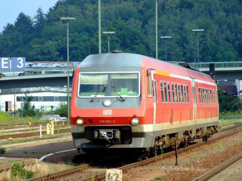 610 504 als RE von Regensburg Hbf nach Weiden i.d.Obpf. am 12.08.2007 bei der Einfahrt in Schwandorf.