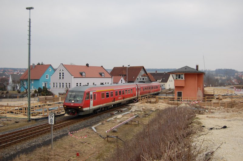 610 511 bei der Einfahrt in Vilseck am 22.03.2009
Der ehemalige B wurde hier Provisorisch hinter das Stellwerk verlegt, weil an der Stelle eine Unterfhrung entsteht. Zum Fahrplanwechsel soll hier ein ESTW in Betrieb genommen werden. Dann verschwinden die Formsignale und das Stellwerk!