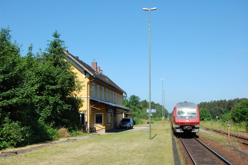610 517 wartet am 01.06.2008 in Freih�ls auf Fahrg�ste. An diesem Tage herrschte zwischen Schwandorf und Freih�ls SEV wegen eines Weichenausbaus in Irrenlohe.
