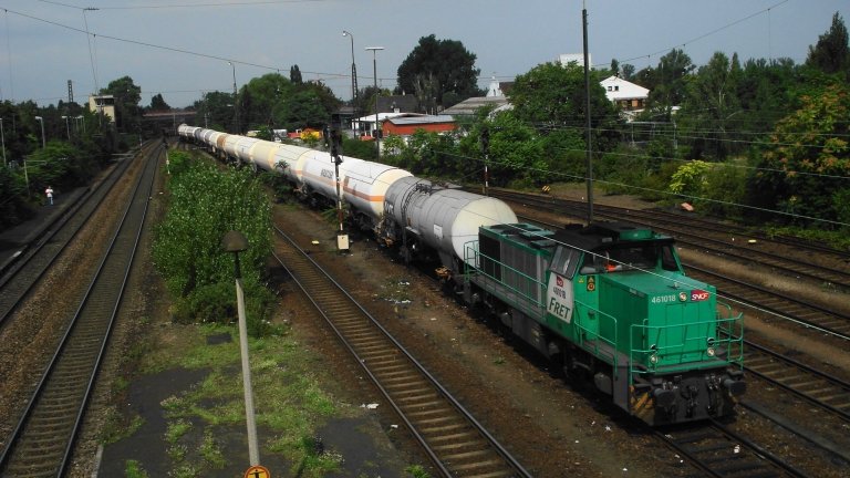 61018 der FRET (Gterverkehrstochter der SNCF/Franzsischen Staatsbahn) mit einem Umleitergterzug aufgrund Bauarbeiten auf franzsischer Seite. Gerade wird der Haltepunkt Oggersheim bei Ludwigshafen durchfahren.