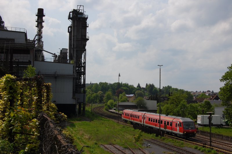 610er am 09.05.2009 bei Sulzbach-Rosenberg-Htte. Im Hintergrund die Gichtfackel von ehemaligen Stahlwerk Maximilianshtte!