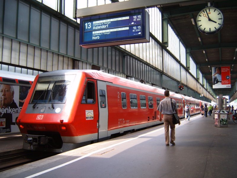 611 007-9 als RE 22491 nach Horb am 06.06.07 auf Gleis 13 des Stuttgarter HBFs.