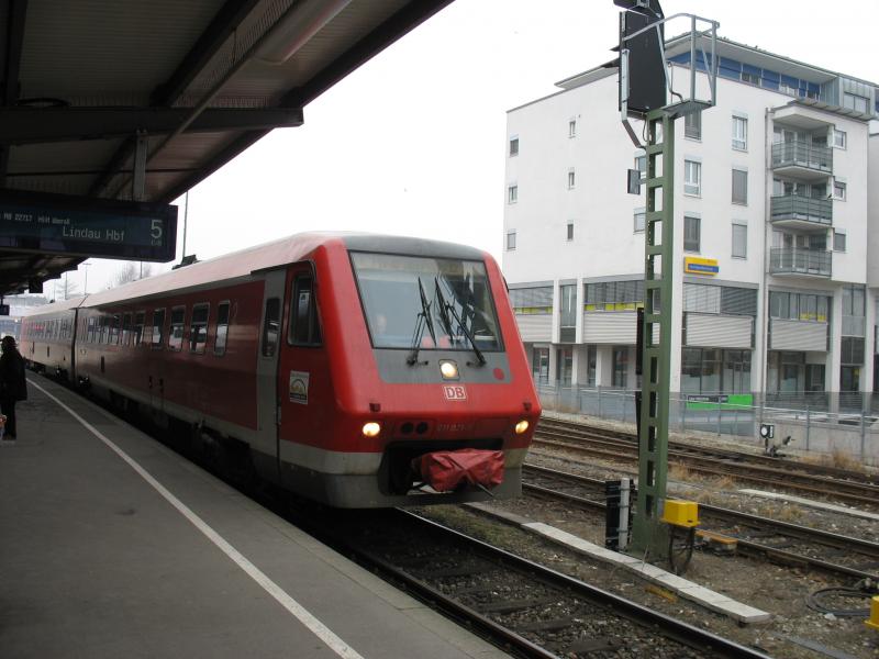 611 021-7 fotografiert in Ulm Hbf bei ersten frhlingshaften Temperaturen kurz vor der Abfahrt als RB nach Lindau.