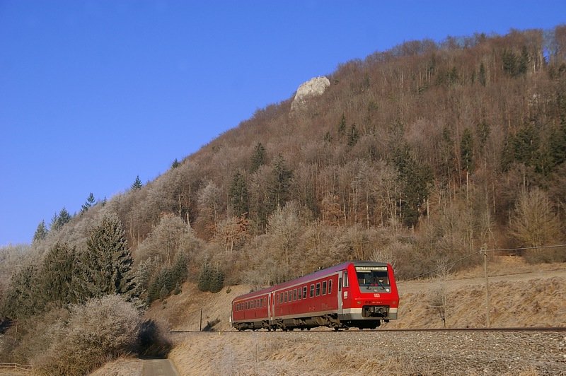 611 024 ist am 21. Dezember 2007 unterhalb des Mühlefelsens bei Albstadt-Ebingen (KBS 766) unterwegs nach Stuttgart. Das Bild ist ein Nachschuss.