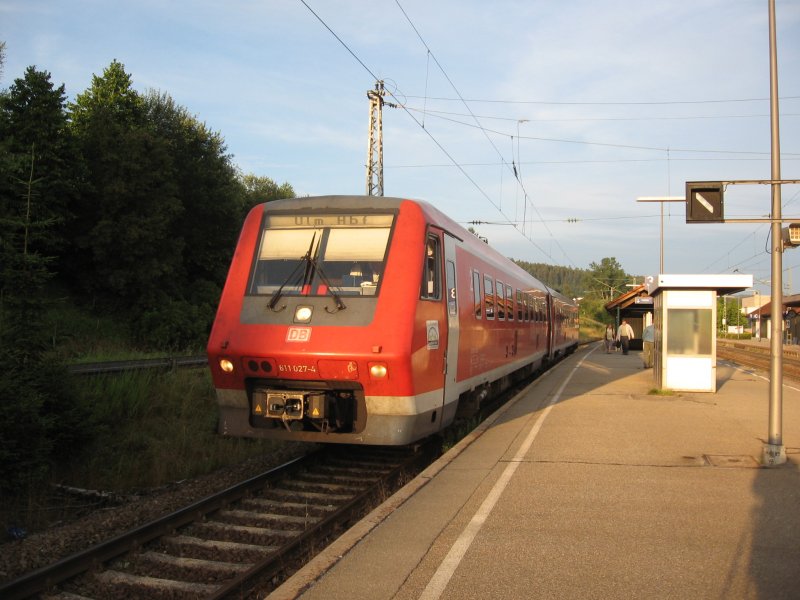 611 027-4/527-3 steht als RE 3205 abfahrbereit auf Gleis3 des St.Georgener Bahnhofs 23.7.07